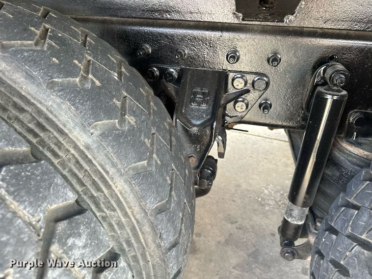 image for item LO9370 2006 International 7400  refuse truck