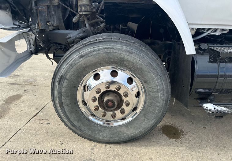 image for item LO9370 2006 International 7400  refuse truck