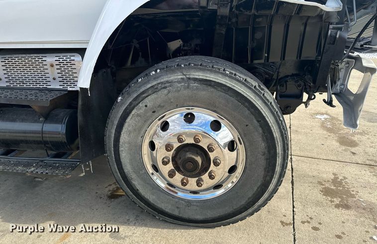 image for item LO9370 2006 International 7400  refuse truck