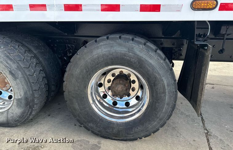 image for item LO9370 2006 International 7400  refuse truck