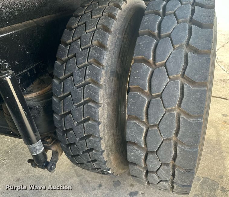 image for item LO9370 2006 International 7400  refuse truck