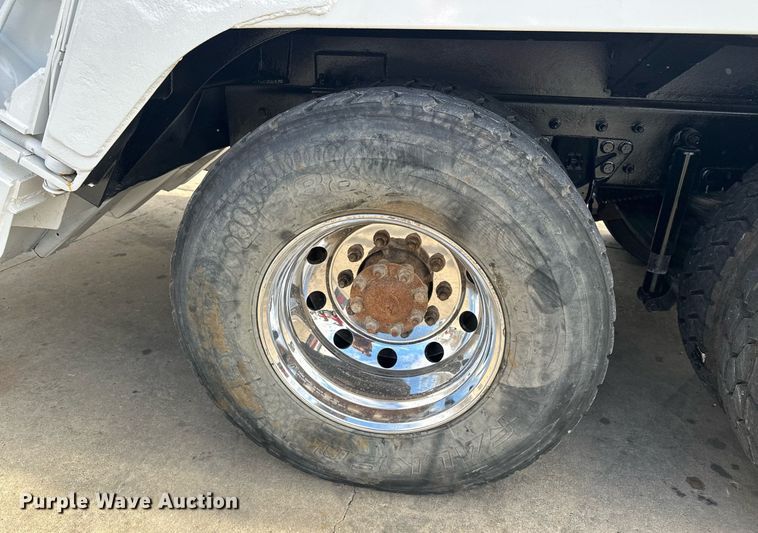 image for item LO9370 2006 International 7400  refuse truck