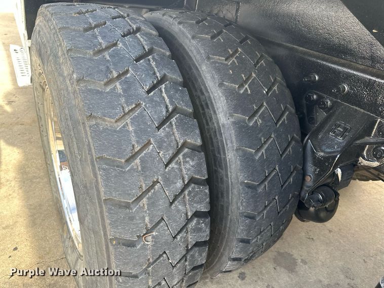 image for item LO9370 2006 International 7400  refuse truck