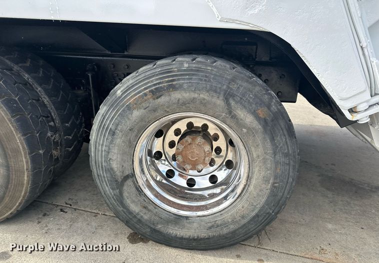 image for item LO9370 2006 International 7400  refuse truck