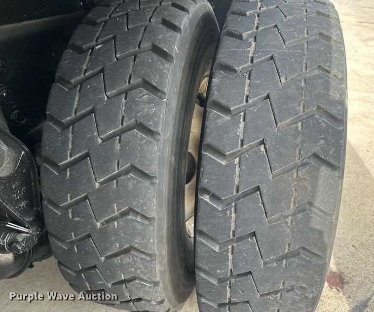 image for item LO9370 2006 International 7400  refuse truck