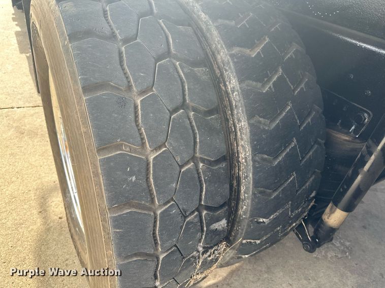 image for item LO9370 2006 International 7400  refuse truck