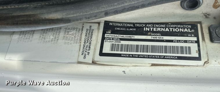 image for item LO9370 2006 International 7400  refuse truck