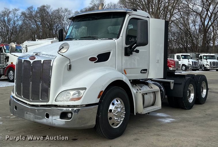 image for item LO9371 2016 Peterbilt 579  semi truck