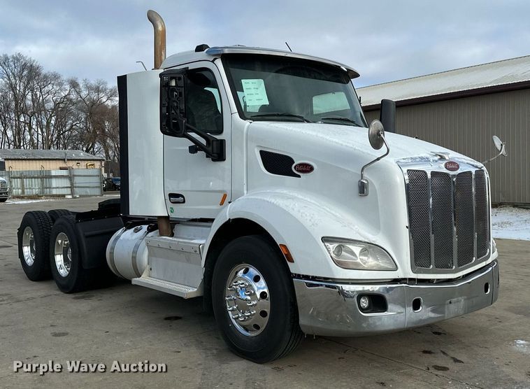 image for item LO9371 2016 Peterbilt 579  semi truck