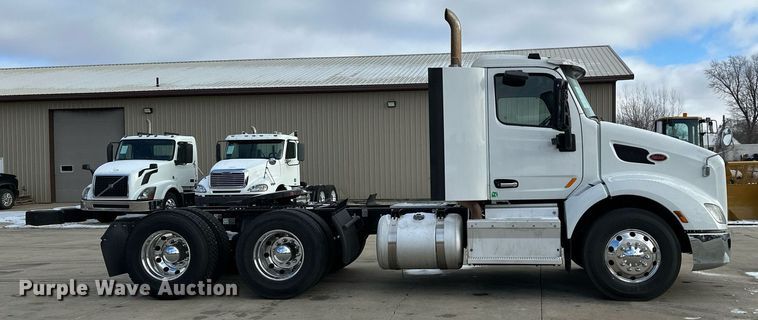 image for item LO9371 2016 Peterbilt 579  semi truck