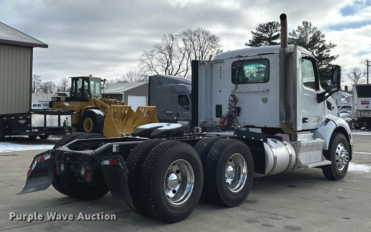 image for item LO9371 2016 Peterbilt 579  semi truck