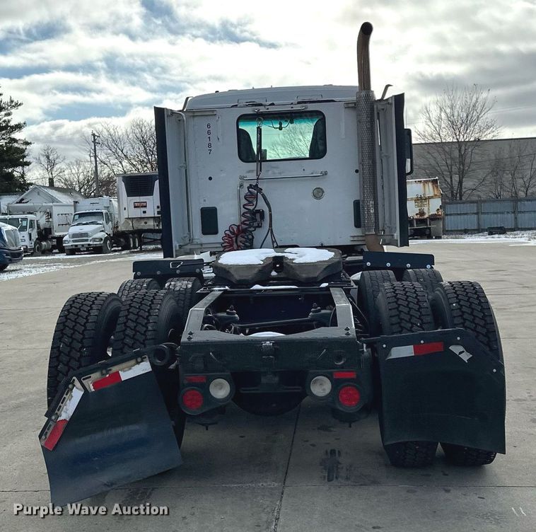 image for item LO9371 2016 Peterbilt 579  semi truck