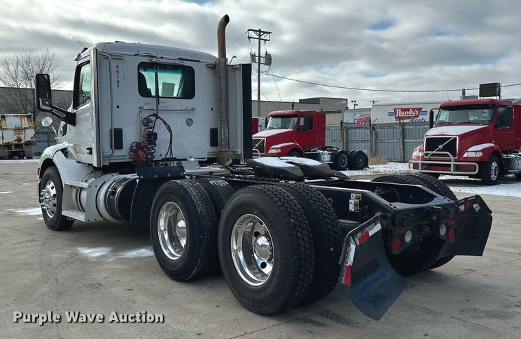 image for item LO9371 2016 Peterbilt 579  semi truck