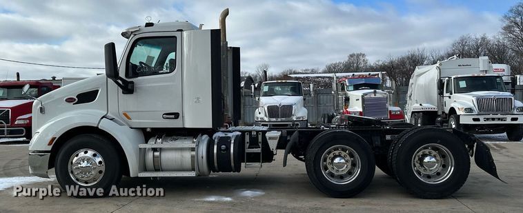 image for item LO9371 2016 Peterbilt 579  semi truck