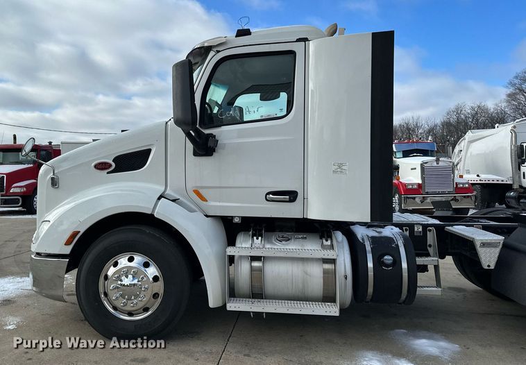 image for item LO9371 2016 Peterbilt 579  semi truck