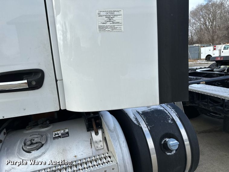 image for item LO9371 2016 Peterbilt 579  semi truck