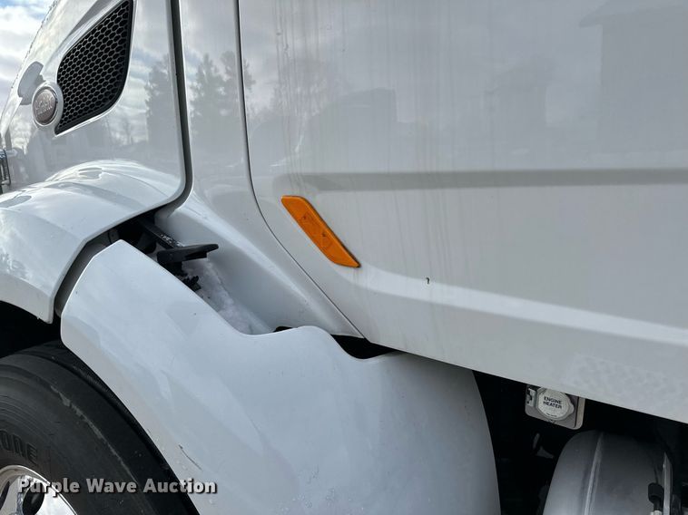 image for item LO9371 2016 Peterbilt 579  semi truck