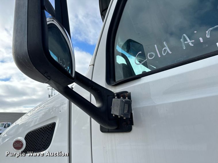 image for item LO9371 2016 Peterbilt 579  semi truck