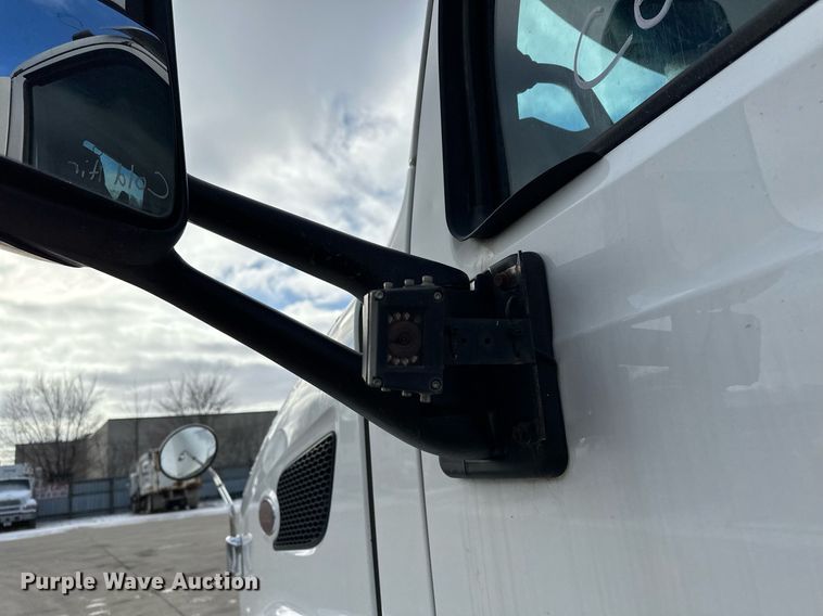 image for item LO9371 2016 Peterbilt 579  semi truck