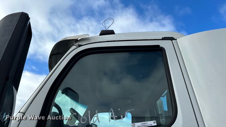 image for item LO9371 2016 Peterbilt 579  semi truck