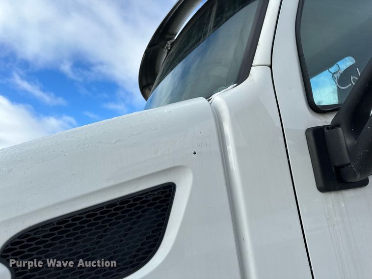 image for item LO9371 2016 Peterbilt 579  semi truck