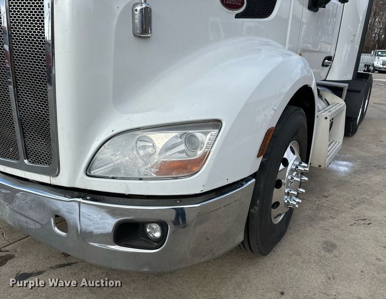 image for item LO9371 2016 Peterbilt 579  semi truck