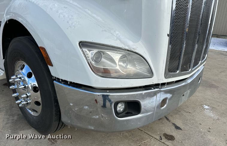 image for item LO9371 2016 Peterbilt 579  semi truck