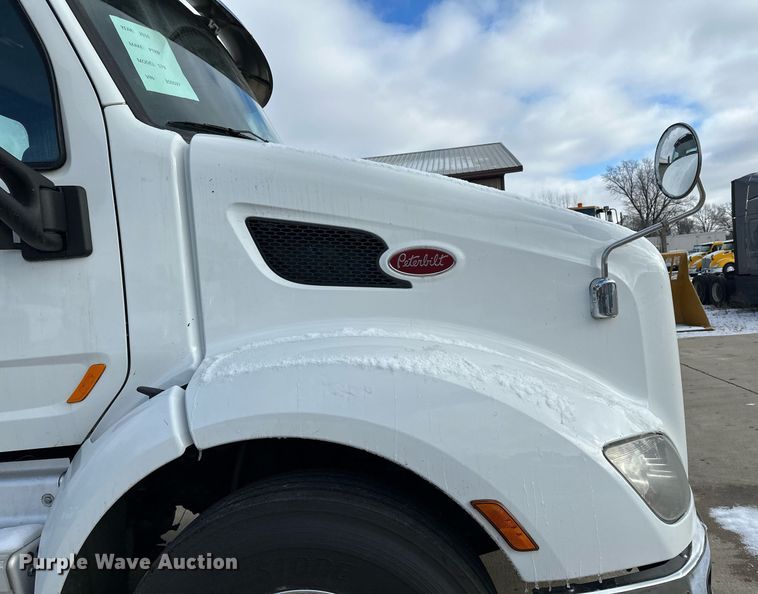 image for item LO9371 2016 Peterbilt 579  semi truck