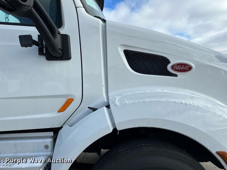 image for item LO9371 2016 Peterbilt 579  semi truck