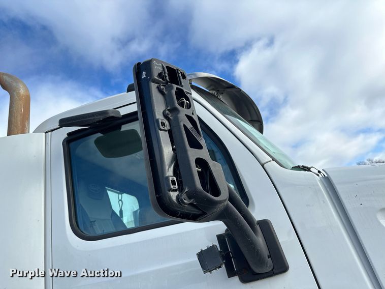 image for item LO9371 2016 Peterbilt 579  semi truck