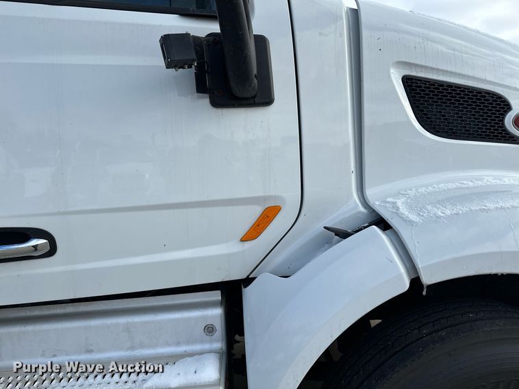 image for item LO9371 2016 Peterbilt 579  semi truck