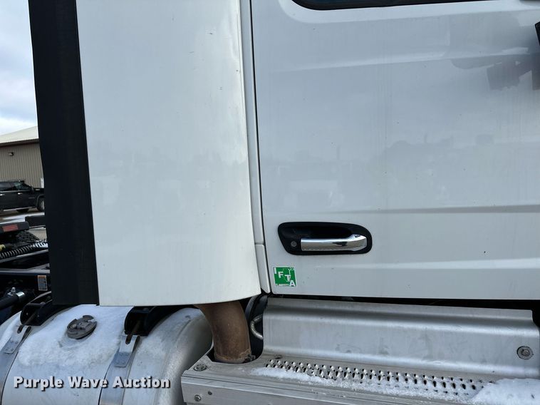 image for item LO9371 2016 Peterbilt 579  semi truck