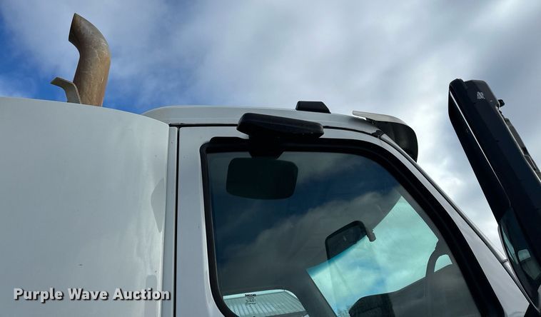 image for item LO9371 2016 Peterbilt 579  semi truck