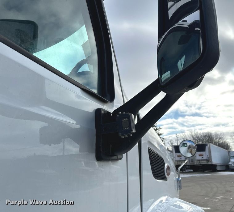 image for item LO9371 2016 Peterbilt 579  semi truck