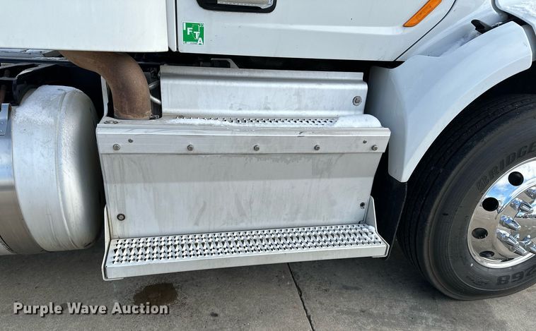 image for item LO9371 2016 Peterbilt 579  semi truck