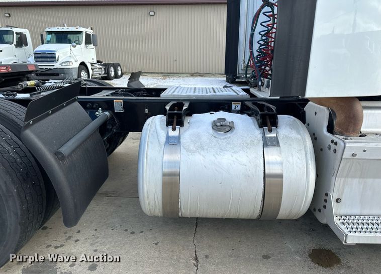 image for item LO9371 2016 Peterbilt 579  semi truck