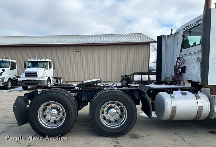 image for item LO9371 2016 Peterbilt 579  semi truck