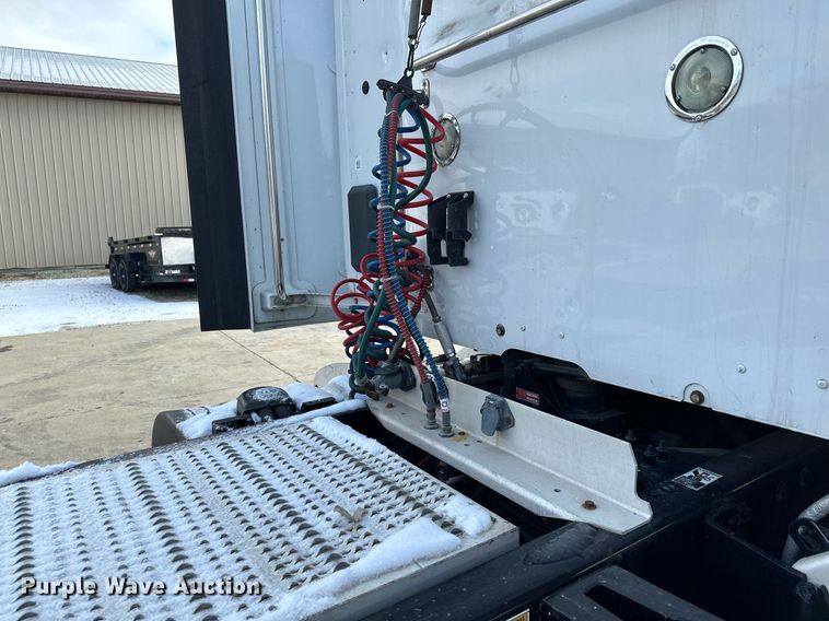 image for item LO9371 2016 Peterbilt 579  semi truck