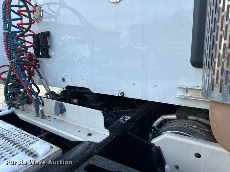 image for item LO9371 2016 Peterbilt 579  semi truck