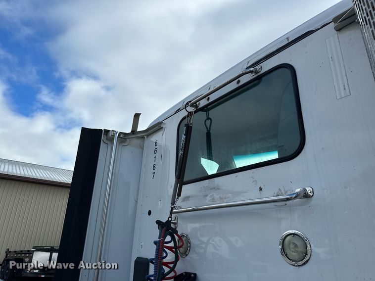 image for item LO9371 2016 Peterbilt 579  semi truck