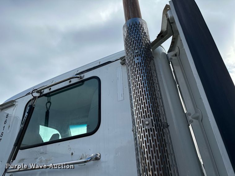 image for item LO9371 2016 Peterbilt 579  semi truck