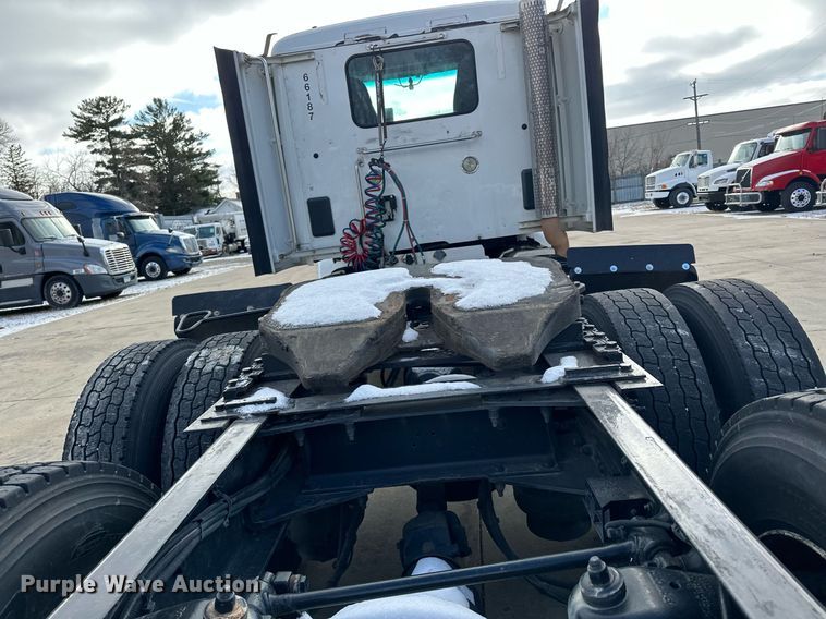 image for item LO9371 2016 Peterbilt 579  semi truck