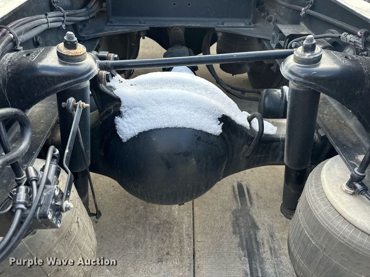 image for item LO9371 2016 Peterbilt 579  semi truck