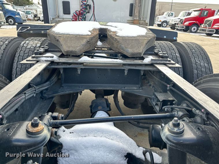 image for item LO9371 2016 Peterbilt 579  semi truck