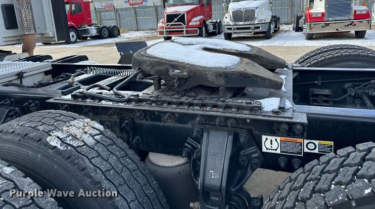 image for item LO9371 2016 Peterbilt 579  semi truck