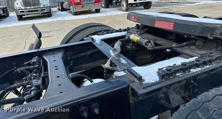 image for item LO9371 2016 Peterbilt 579  semi truck