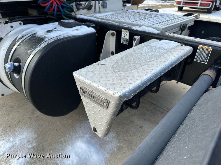 image for item LO9371 2016 Peterbilt 579  semi truck