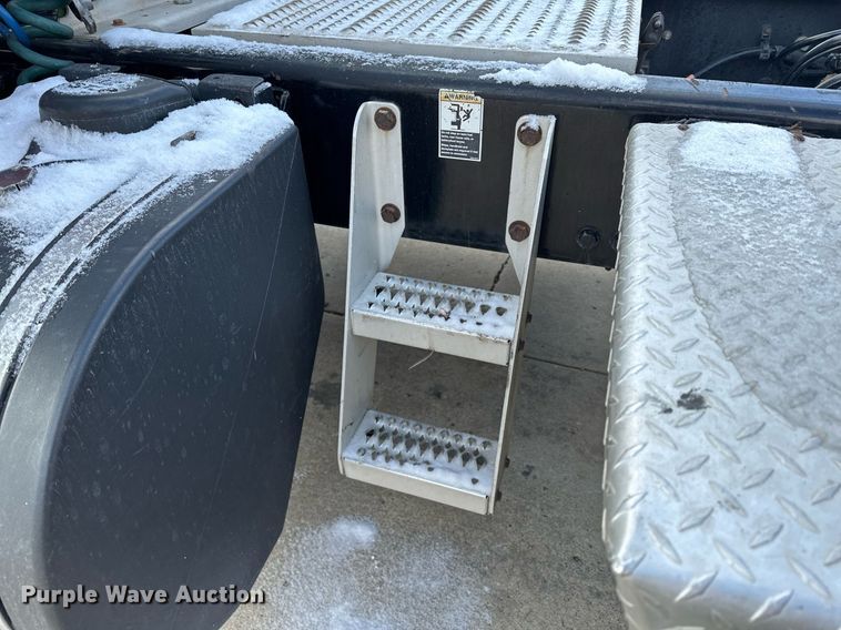 image for item LO9371 2016 Peterbilt 579  semi truck