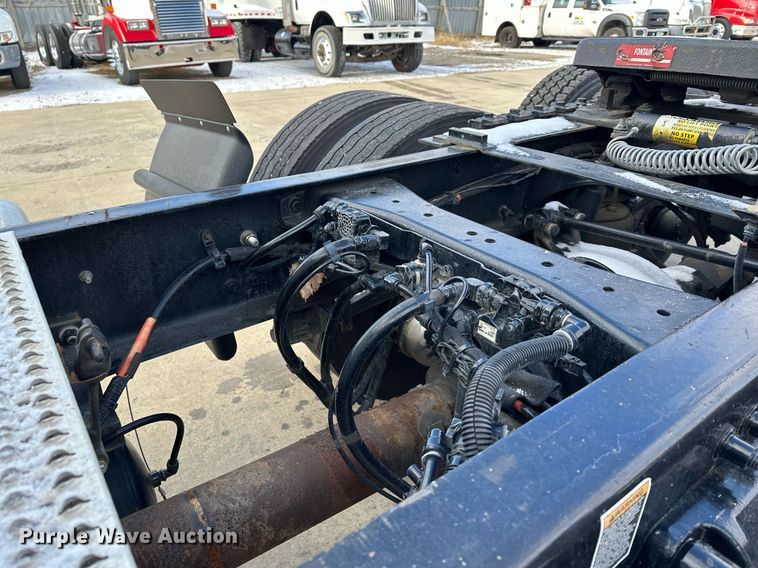 image for item LO9371 2016 Peterbilt 579  semi truck