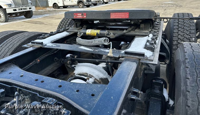 image for item LO9371 2016 Peterbilt 579  semi truck